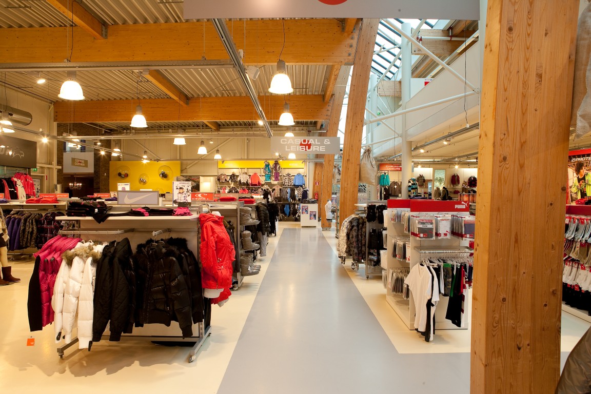Agencement magasin de sport : Intersport Roden (NL) - Sport