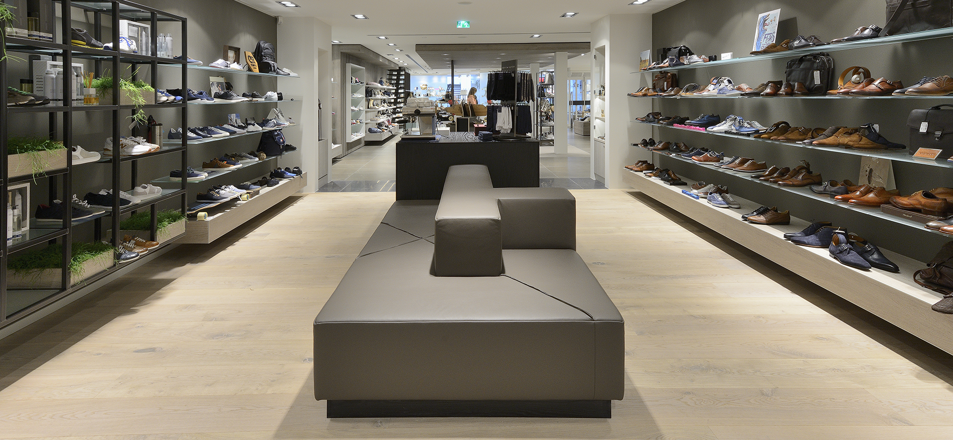 Shuz Wassenaar : Agencement de magasin chaussures - 