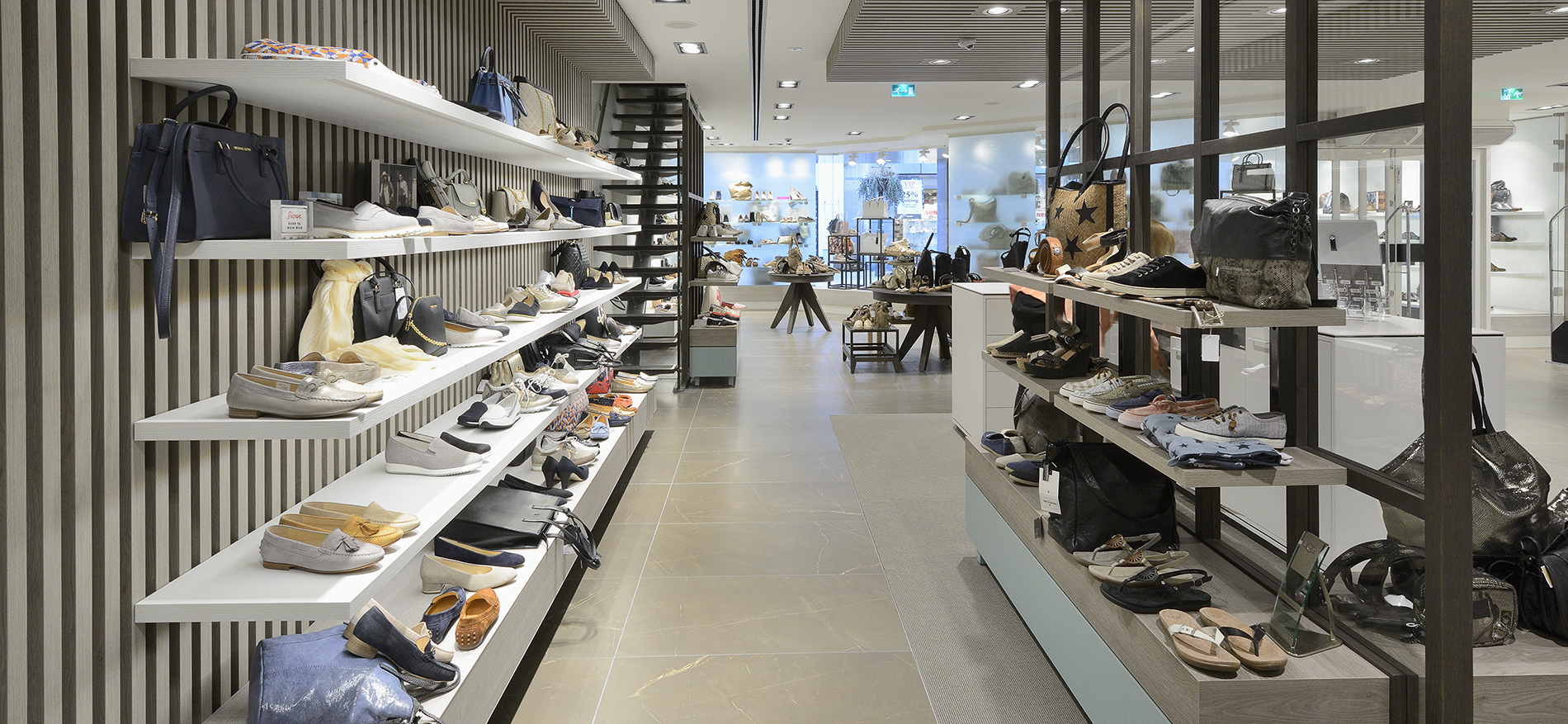 Shuz Wassenaar : Agencement de magasin chaussures - 