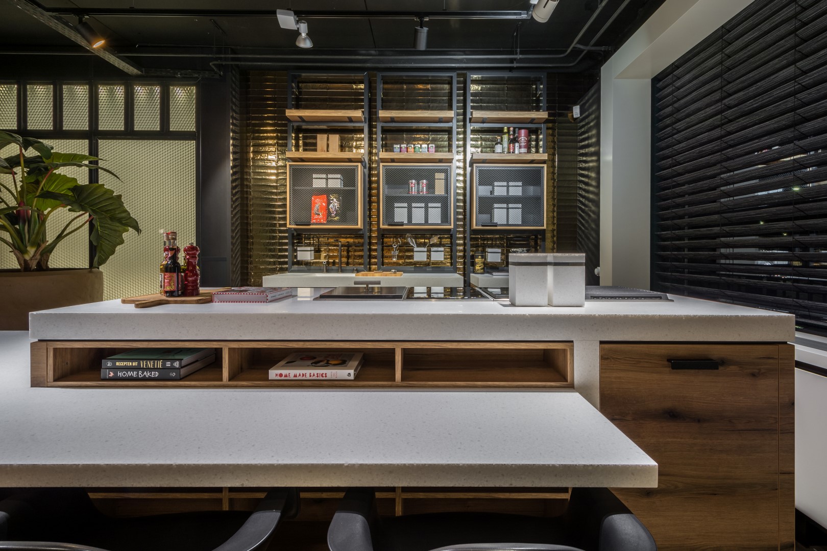 Luxusküche mit hochwertigen Materialien. Küchenplatte von Himacs und Rückwand mit Cromia Oro-Fliesen.