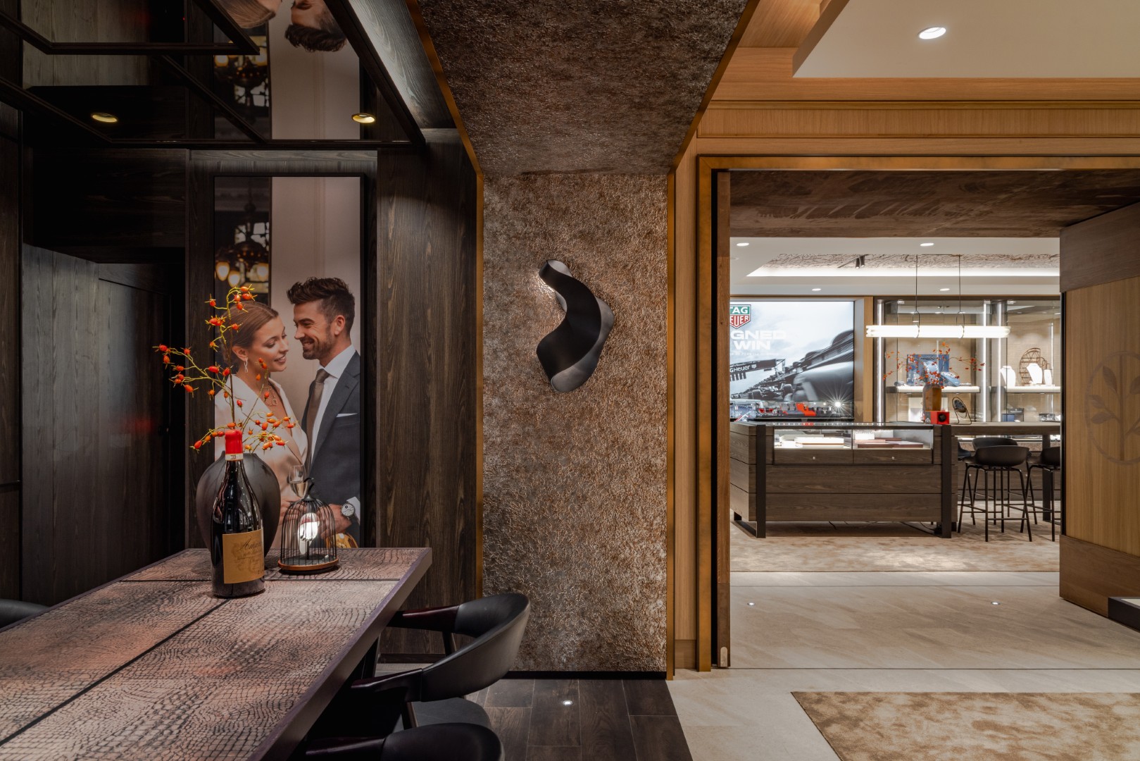 Espace d'expérience Van Hell Juwelier Zwolle avec cuir de luxe, tissus et éclairage d'ambiance