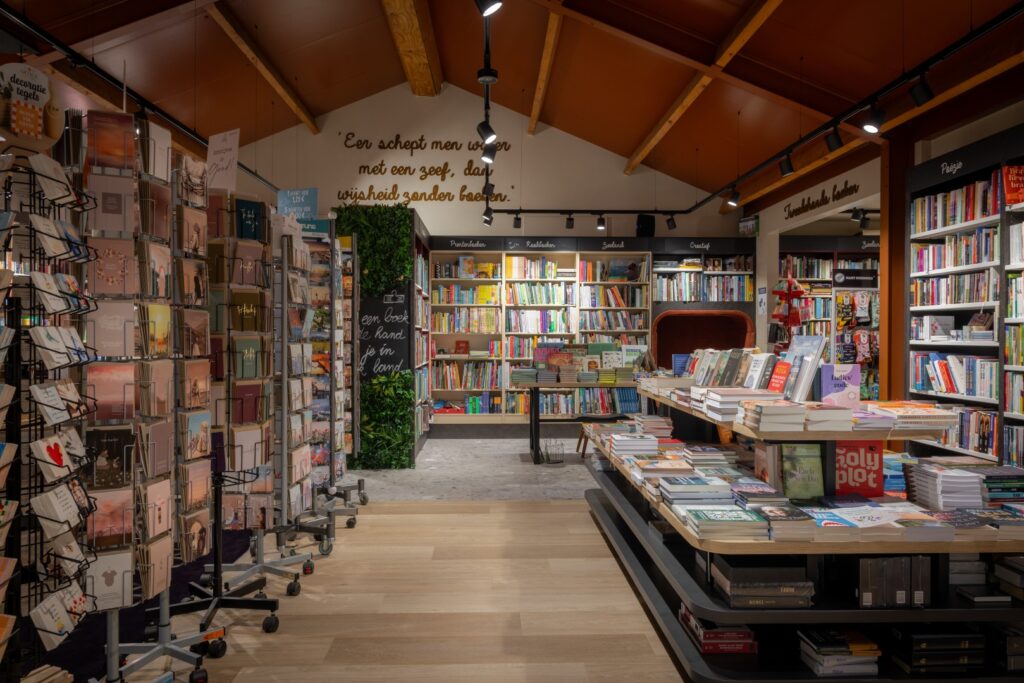Interieur van De Boekenmolen in Meliskerke, een sfeervolle boekhandel gerealiseerd door WSBdesign.com